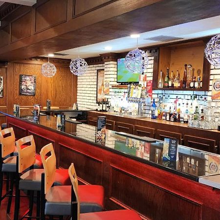 Days Inn & Suites By Wyndham Roseville/Detroit Area Екстер'єр фото