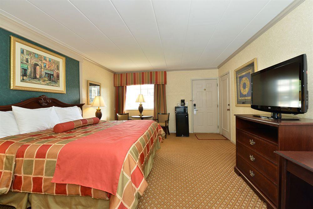 Days Inn & Suites By Wyndham Roseville/Detroit Area Екстер'єр фото