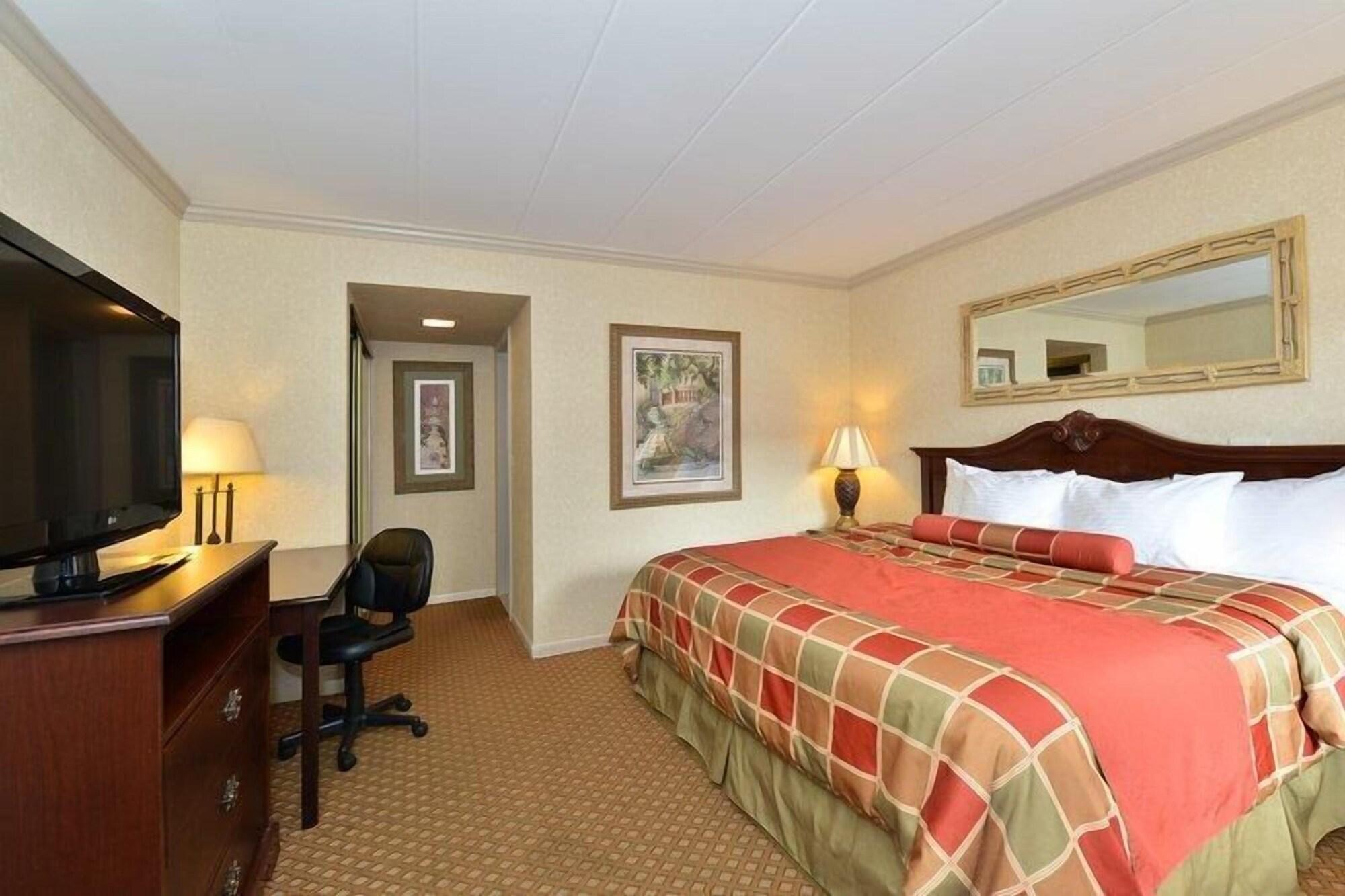 Days Inn & Suites By Wyndham Roseville/Detroit Area Екстер'єр фото
