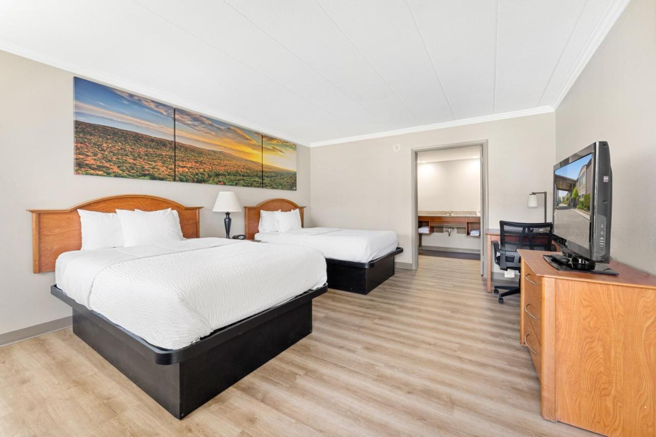 Days Inn & Suites By Wyndham Roseville/Detroit Area Екстер'єр фото
