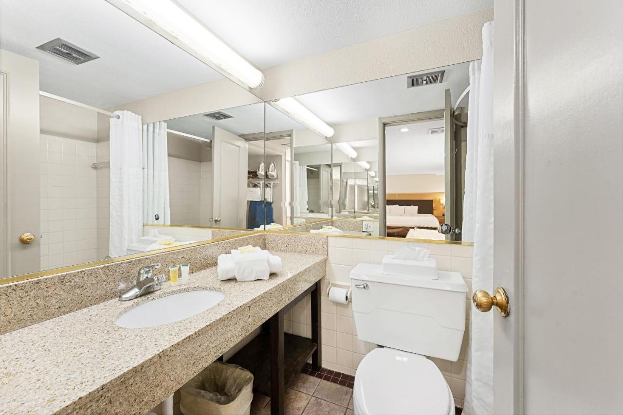 Days Inn & Suites By Wyndham Roseville/Detroit Area Екстер'єр фото