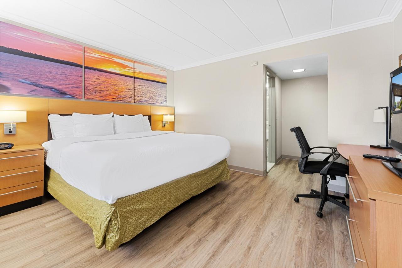 Days Inn & Suites By Wyndham Roseville/Detroit Area Екстер'єр фото