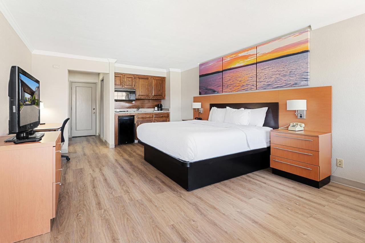 Days Inn & Suites By Wyndham Roseville/Detroit Area Екстер'єр фото