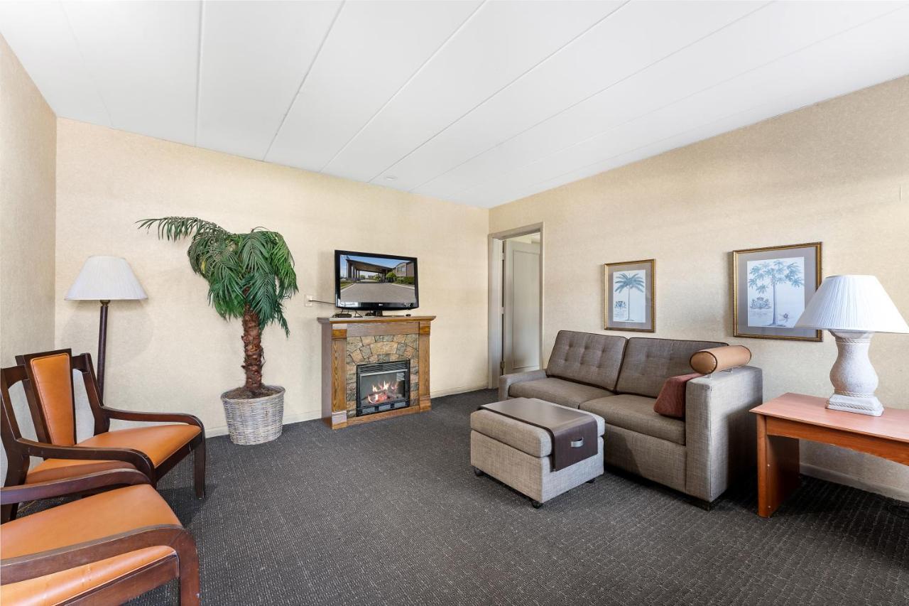 Days Inn & Suites By Wyndham Roseville/Detroit Area Екстер'єр фото