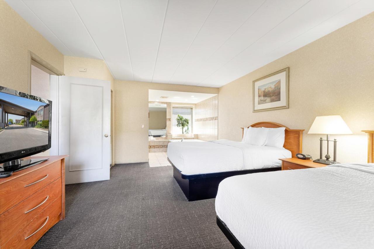 Days Inn & Suites By Wyndham Roseville/Detroit Area Екстер'єр фото
