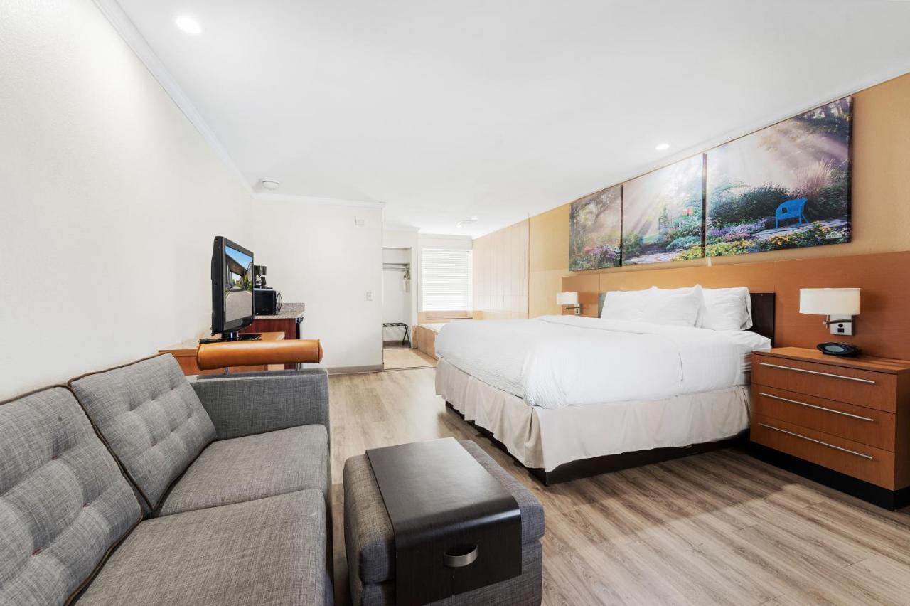 Days Inn & Suites By Wyndham Roseville/Detroit Area Екстер'єр фото
