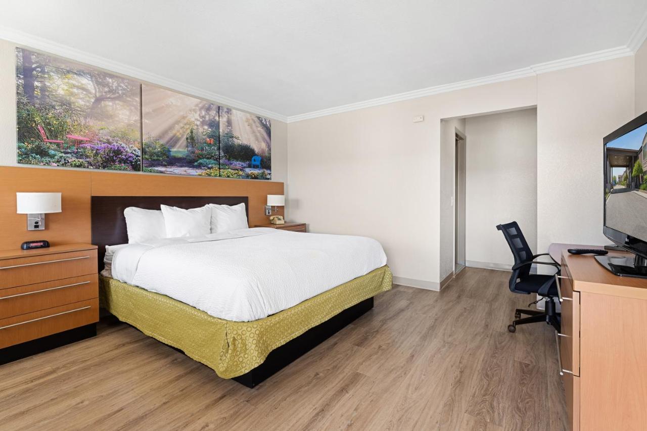 Days Inn & Suites By Wyndham Roseville/Detroit Area Екстер'єр фото