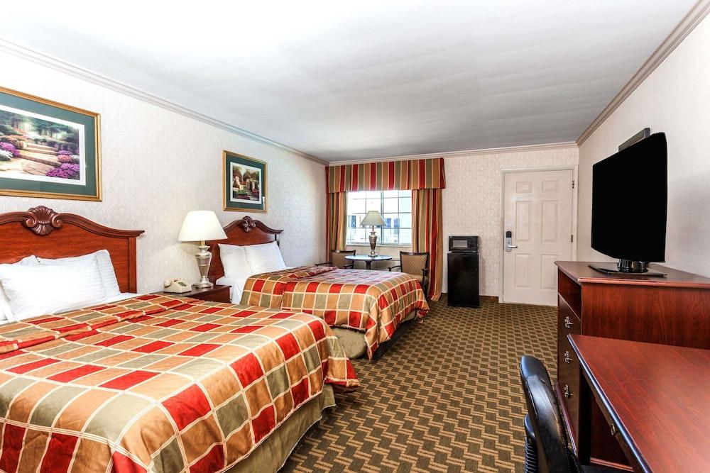 Days Inn & Suites By Wyndham Roseville/Detroit Area Екстер'єр фото