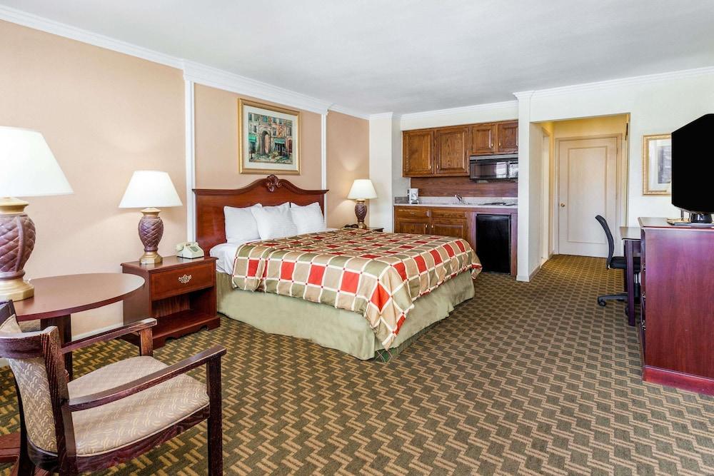 Days Inn & Suites By Wyndham Roseville/Detroit Area Екстер'єр фото