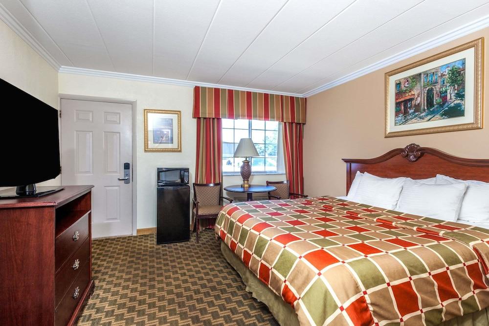 Days Inn & Suites By Wyndham Roseville/Detroit Area Екстер'єр фото