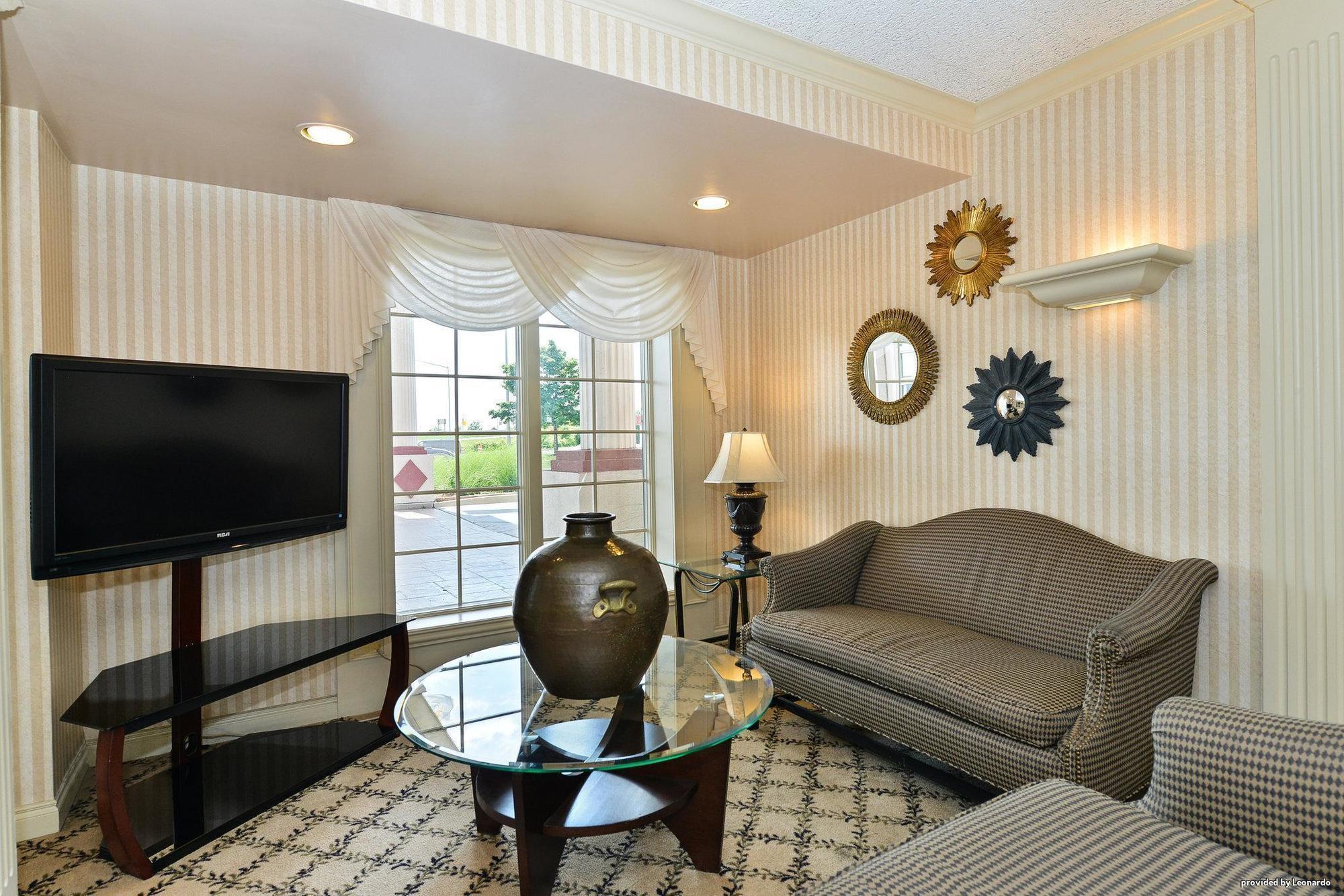 Days Inn & Suites By Wyndham Roseville/Detroit Area Екстер'єр фото