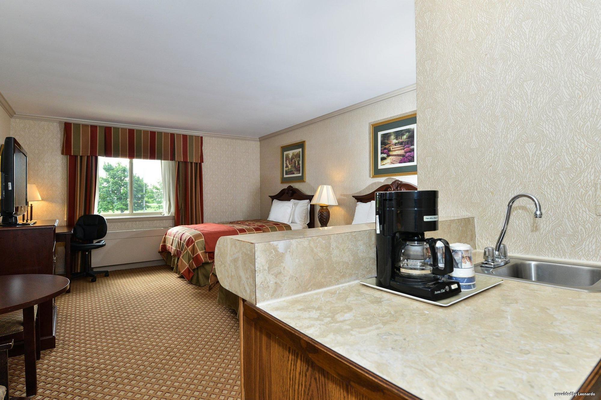 Days Inn & Suites By Wyndham Roseville/Detroit Area Екстер'єр фото