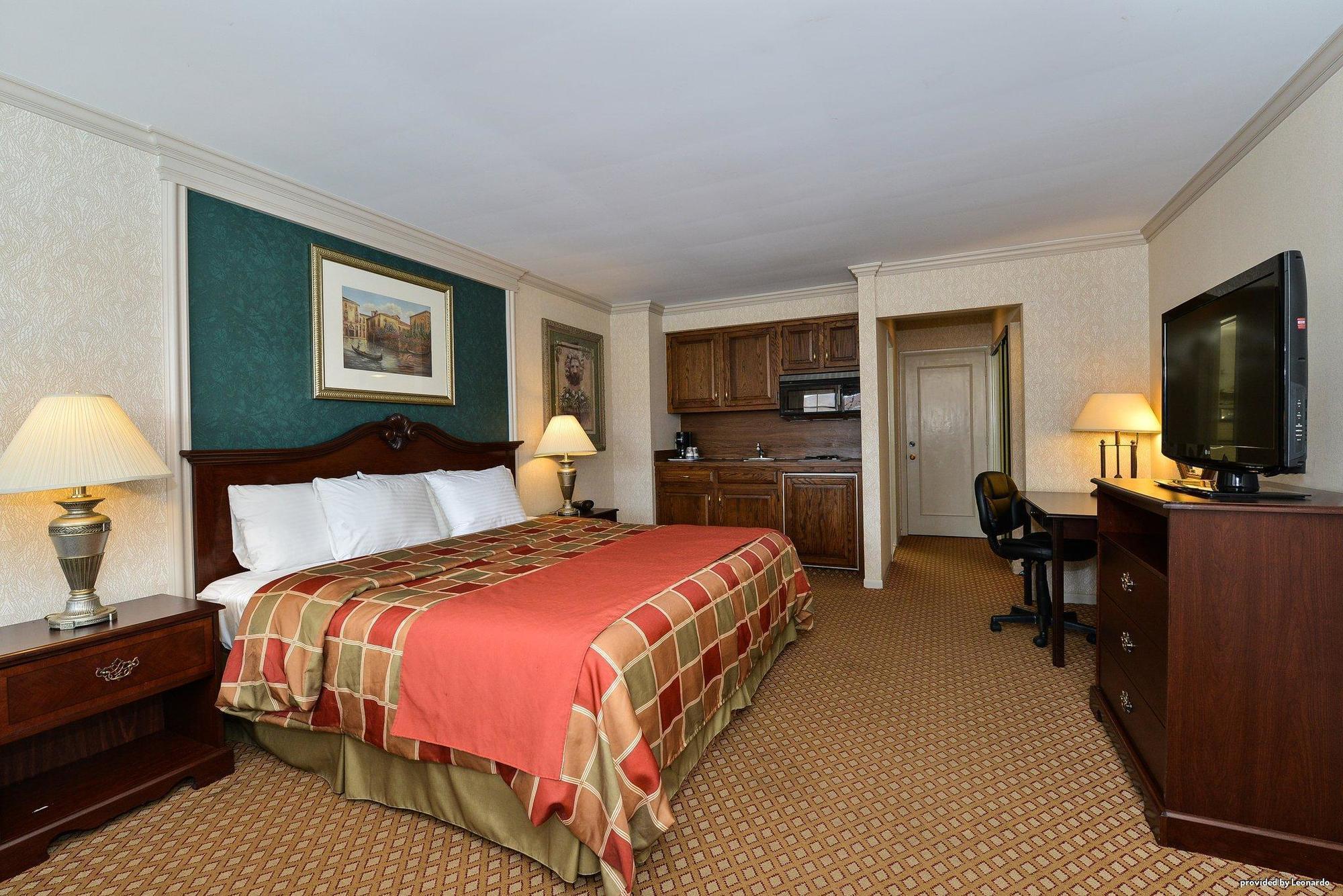 Days Inn & Suites By Wyndham Roseville/Detroit Area Екстер'єр фото