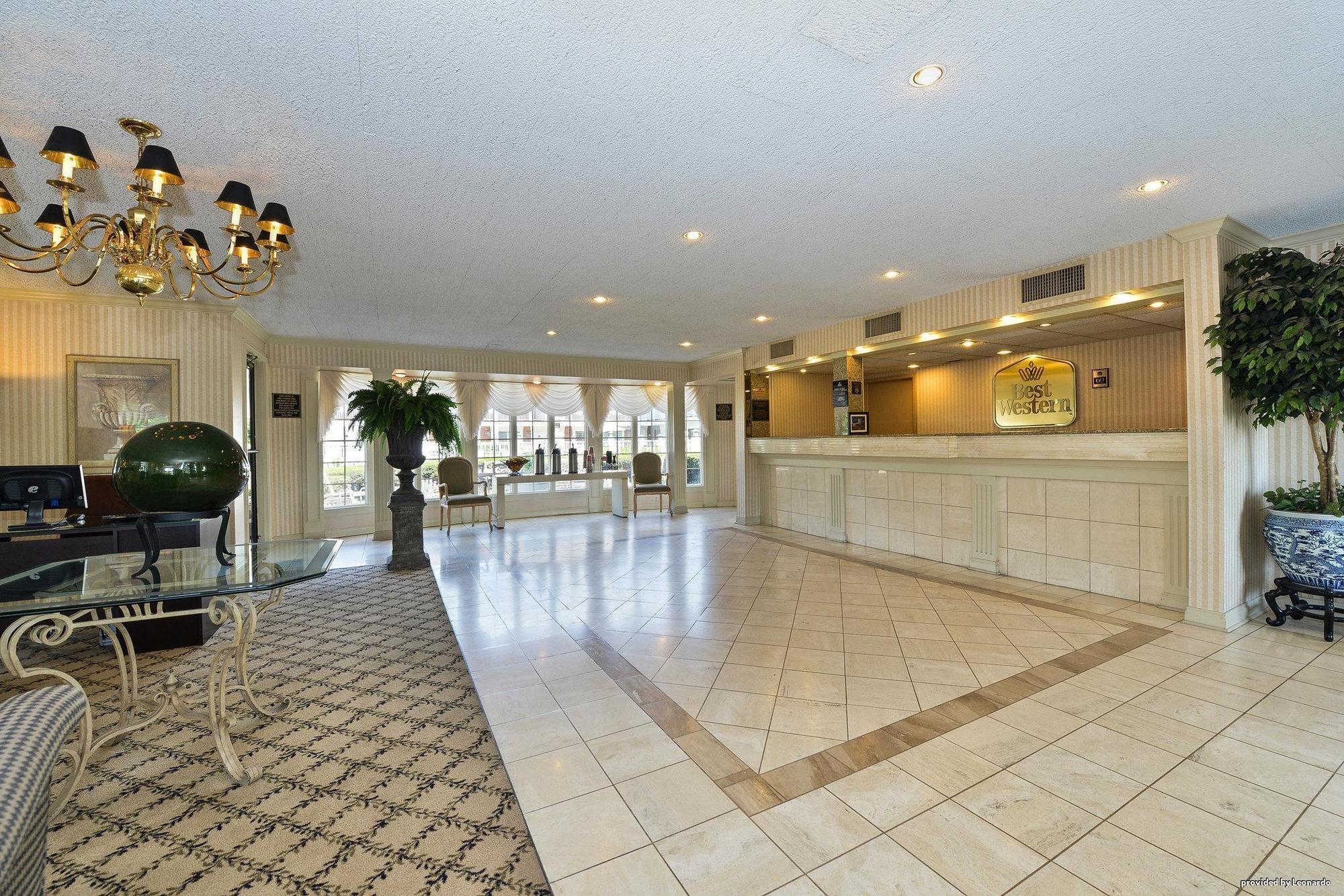 Days Inn & Suites By Wyndham Roseville/Detroit Area Екстер'єр фото