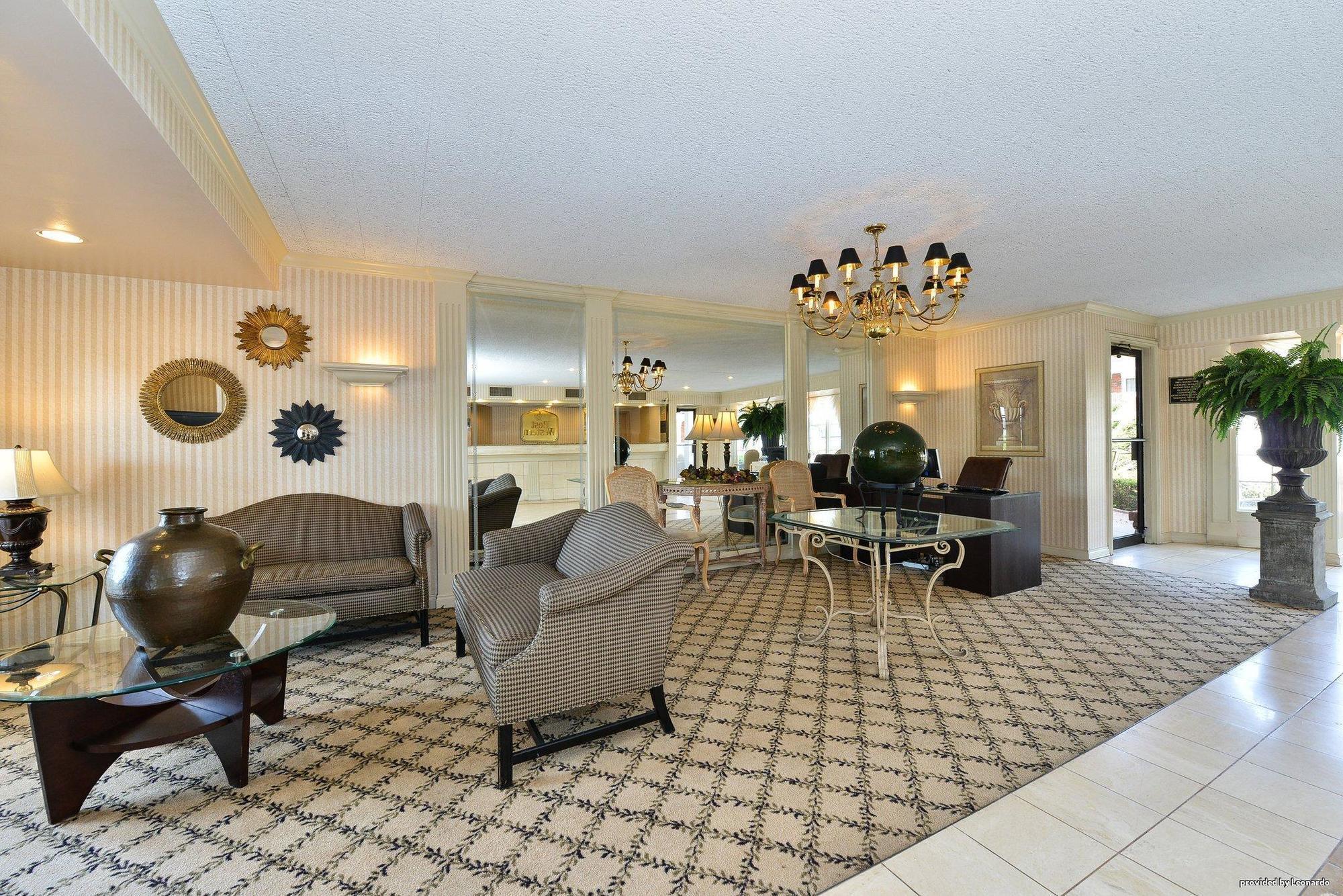 Days Inn & Suites By Wyndham Roseville/Detroit Area Екстер'єр фото