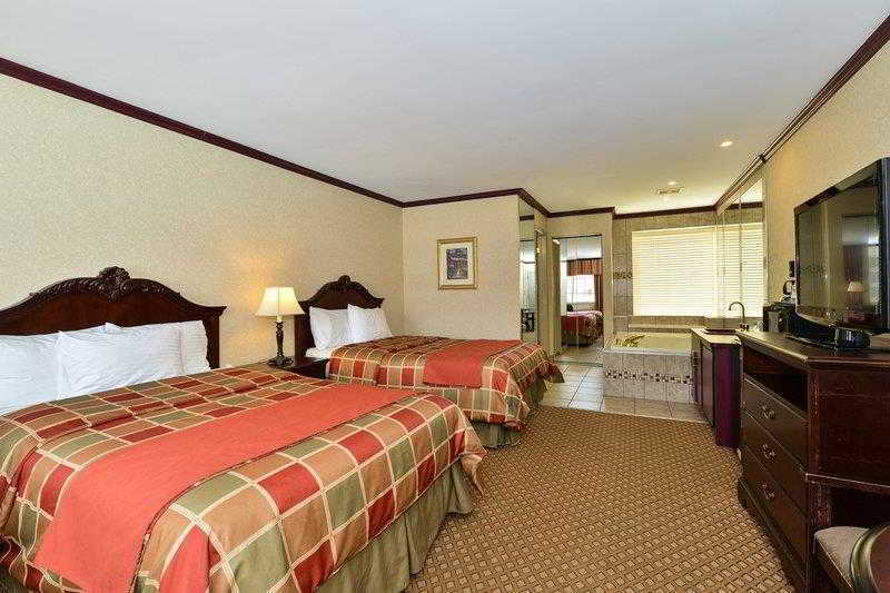 Days Inn & Suites By Wyndham Roseville/Detroit Area Екстер'єр фото