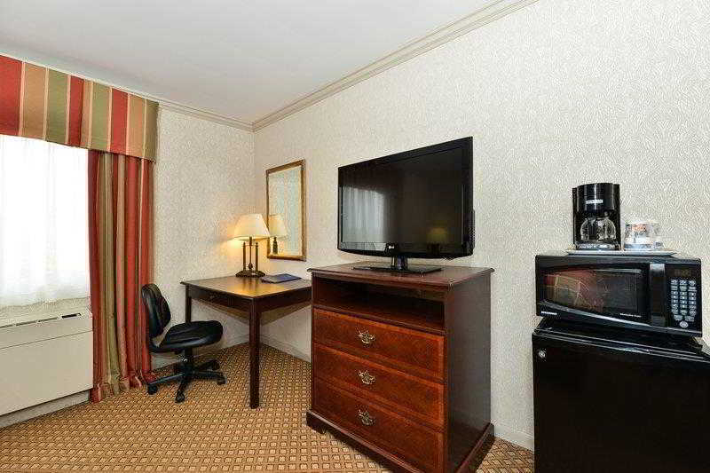 Days Inn & Suites By Wyndham Roseville/Detroit Area Екстер'єр фото