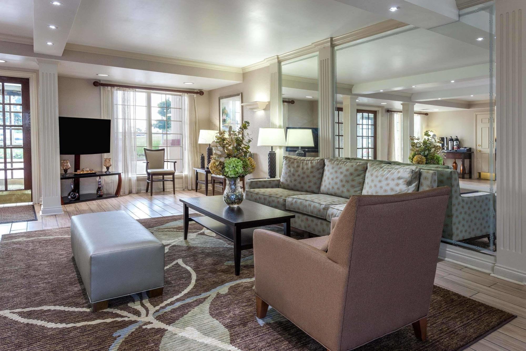 Days Inn & Suites By Wyndham Roseville/Detroit Area Екстер'єр фото