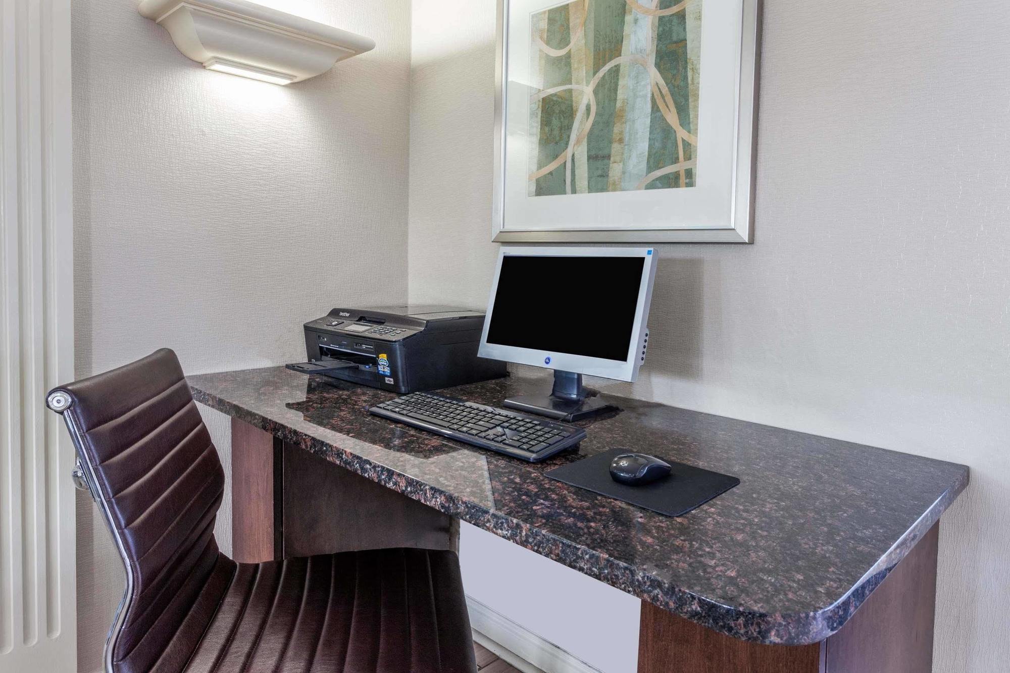 Days Inn & Suites By Wyndham Roseville/Detroit Area Екстер'єр фото