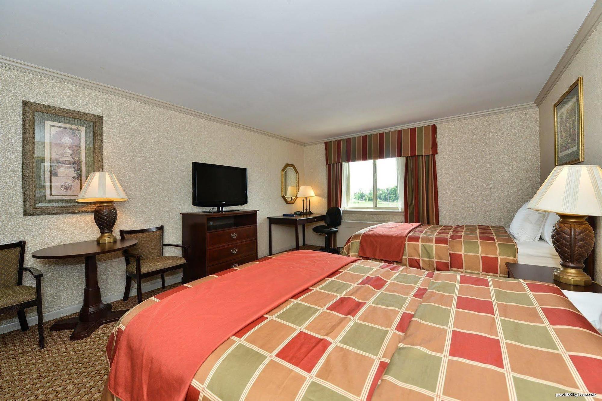 Days Inn & Suites By Wyndham Roseville/Detroit Area Екстер'єр фото