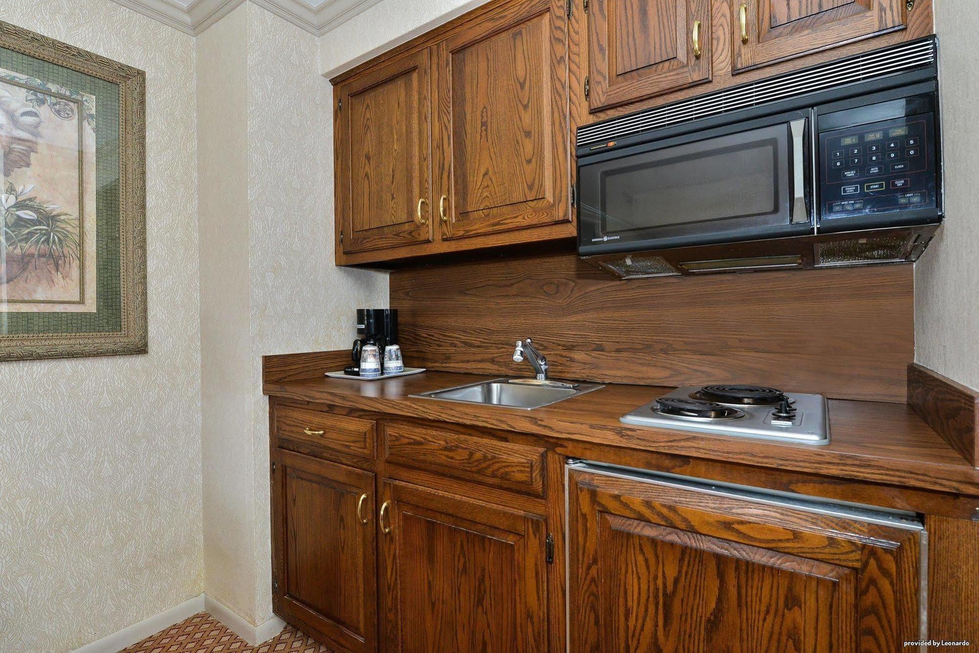 Days Inn & Suites By Wyndham Roseville/Detroit Area Екстер'єр фото