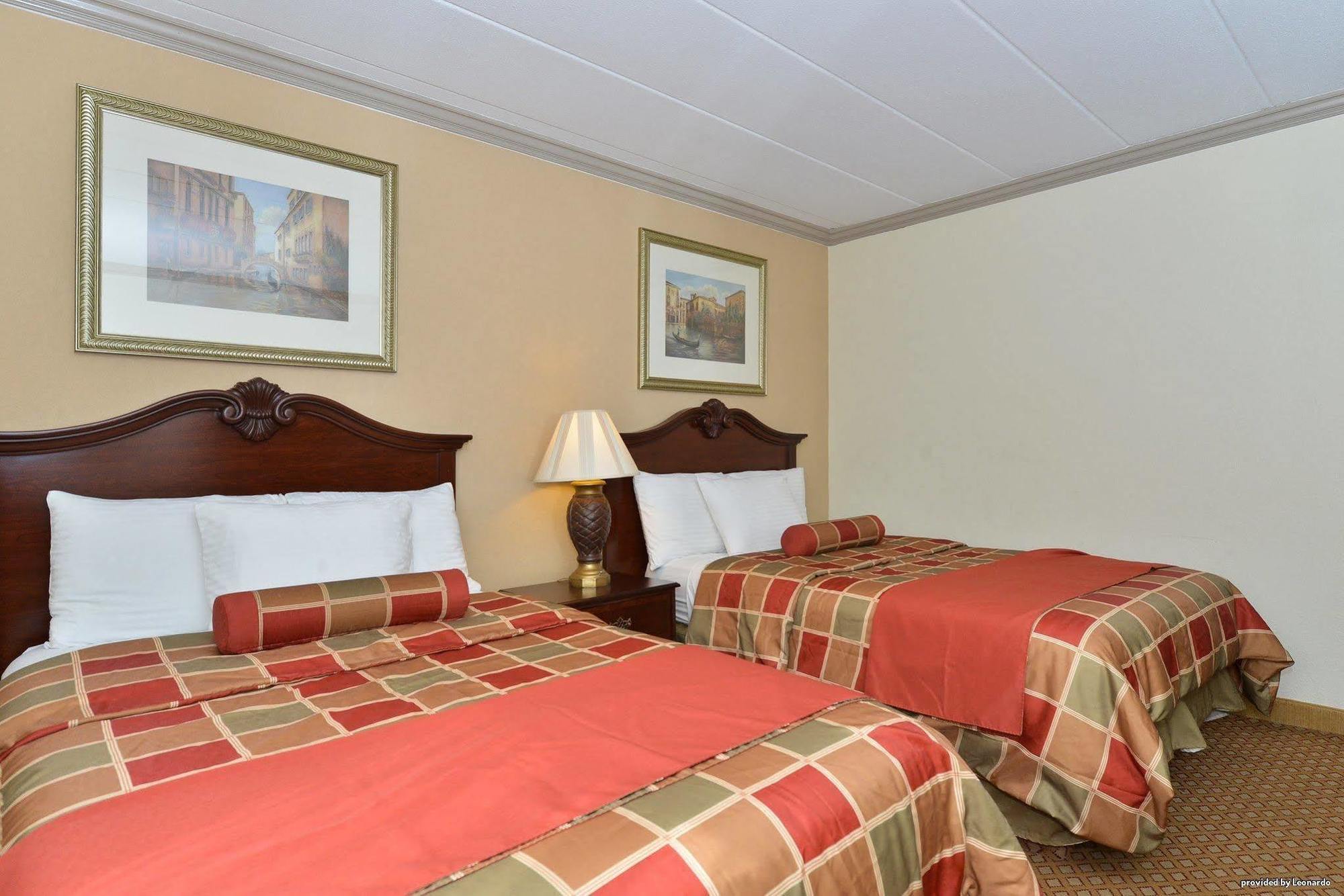 Days Inn & Suites By Wyndham Roseville/Detroit Area Екстер'єр фото