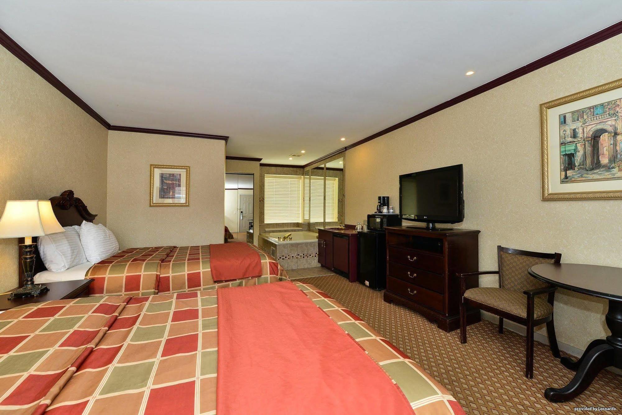 Days Inn & Suites By Wyndham Roseville/Detroit Area Екстер'єр фото