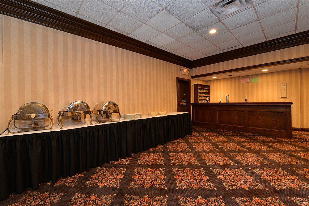 Days Inn & Suites By Wyndham Roseville/Detroit Area Екстер'єр фото