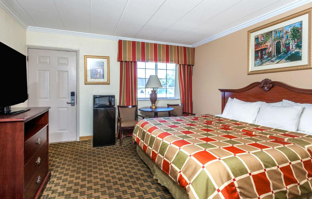 Days Inn & Suites By Wyndham Roseville/Detroit Area Екстер'єр фото